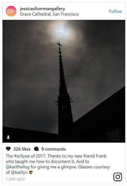 “2017年日全食。感谢我的新朋友Frank教会我如何拍摄它，感谢@karlthefog让我有机会看到；眼镜由@kaitlyn提供” 。图片：Jessica Silverman的Instagram