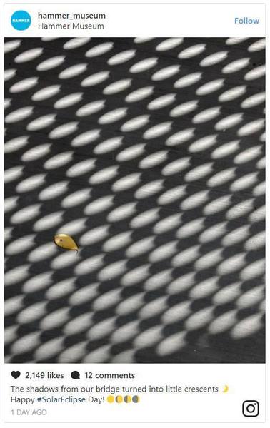 　　“桥上的影子变成小月牙形状啦！日全食日快乐！?！蓖计篢he Hammer Museum的Instagram