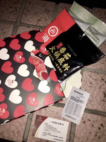 停业后的海底捞:仍有人登门 店方送底料优惠卡致歉