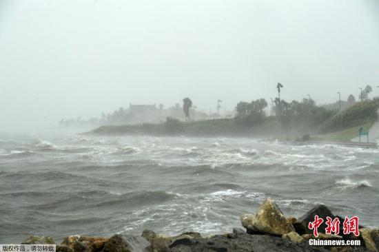 当地时间2017年8月25日，美国德克萨斯州，飓风“哈维”逼近美国德州给当地生产生活带来巨大影响。