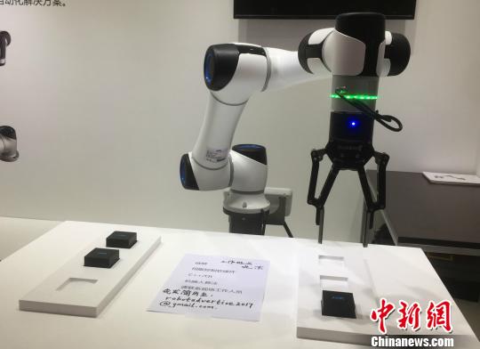 本届展会上，“人机协作”成为热点之一。图为HRG自主研发的轻型柔性机械臂首次亮相。与传统机械臂的“大个子”不同，这款新型机器臂小巧灵活，能与人一起工作，一旦接触到人，会立即自动停止，保障工作者的安全?！≡?摄