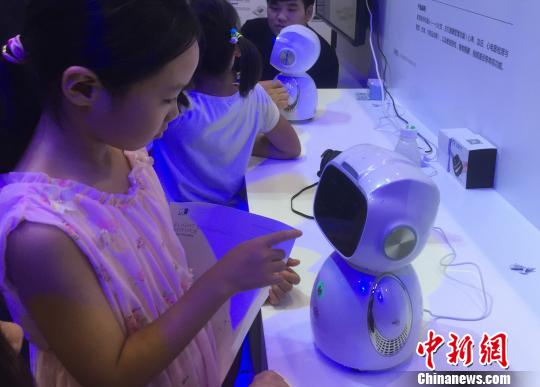 互联网正助力机器人“跨界”发展。图为家居陪伴式机器人，具备健康监测等功能?！≡?摄