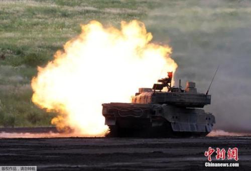 资料图：2016年8月，日本御殿场市东富士演习场，日本陆上自卫队举行年度富士综合火力演习。图为日本自卫队10式战车进行实弹射击。