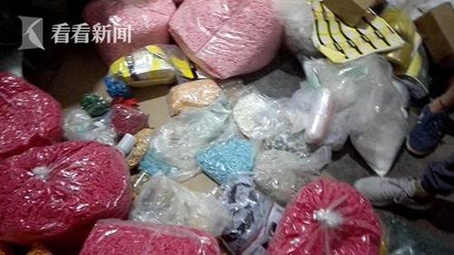 制售“假减肥药”窝点内，堆放着五颜六色的胶囊壳，这些胶囊加上不同的外包装就是一种新的“减肥药”