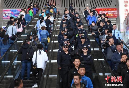 8月29日，在长春火车站，10名电信诈骗犯罪嫌疑人被长春警方从缅甸经云南押解回国。据悉，这十名犯罪嫌疑人自2013年1月开始作案235起，跨24个省、自治区、直辖市，涉案金额360万元人民币。 中新社记者 张瑶 摄