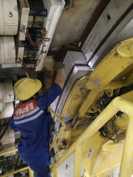 技术人员对大直径泥水盾构机进行维护 技术人员对大直径泥水盾构机进行维护