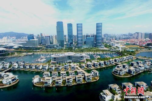 厦门环岛路国际会展中心周边高楼林立。王东明 摄