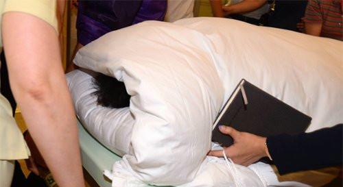 7月28日，朴槿惠被全身包裹送往病房