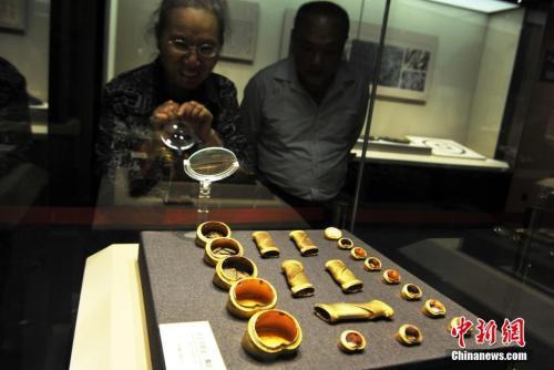 资料图：西汉海昏侯刘贺墓出土的马蹄金、麟趾金。刘占昆 摄