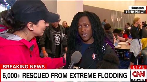 美国女灾民衣服湿透仍遭记者追问直播崩溃大骂