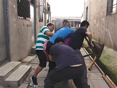 　8月16日凌晨6时许，民警抓捕盗窃机动车燃油嫌疑人。本版图片/警方供图