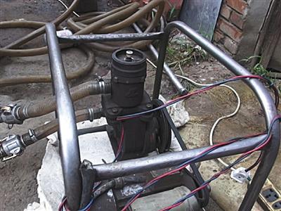 警方在嫌疑人改造的“抽油车”上起获抽油泵等设备。本版图片/警方供图