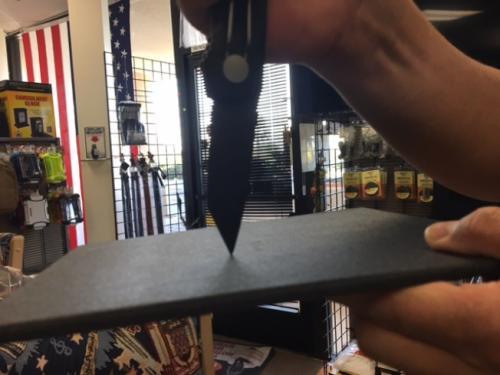  　　防弹甲还可挡住刀子袭击。(美国《世界日报》记者张宏／摄影)