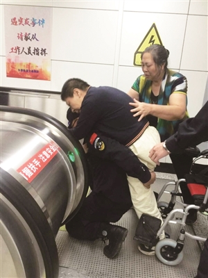 保安员背残障男子上扶梯。 市民供图 点击进入下一页