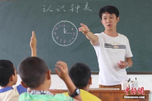 “90后”乡村教师(资料图)。 何红福 摄