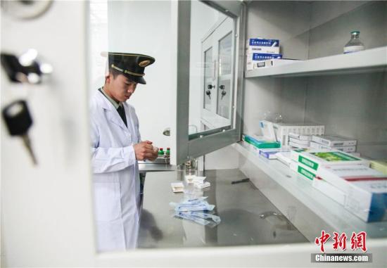 资料图:护士在药房为注射疫苗做准备工作。 裴海博 摄 点击进入下一页