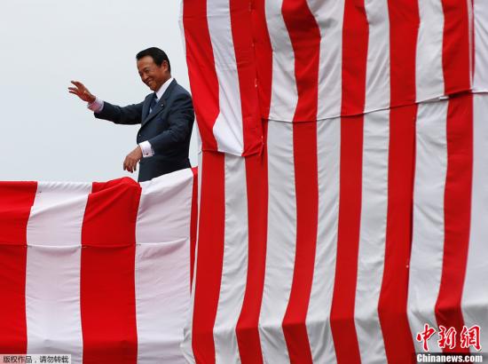 2013年8月6日，日本海上自卫队22DDH型直升机航母在横滨下水。图为日本副首相和财政大臣麻生太郎参加“出云号”启动仪式。