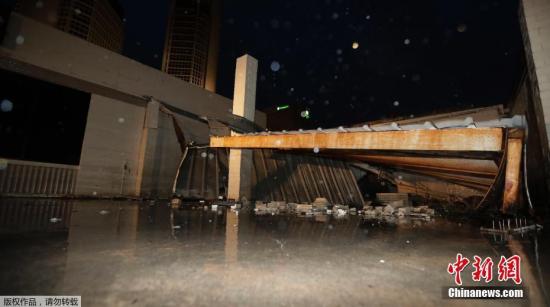 当地时间2017年8月26日，热带风暴“哈维”升级为飓风，登陆美国德克萨斯州，街道上一片狼藉。