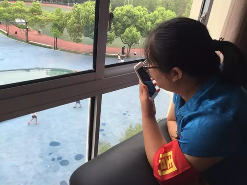 11岁搬砖男孩已退学:学校的教育不好 我自己可以学