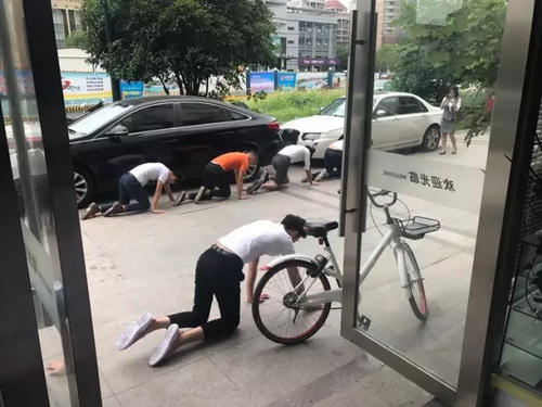 理发店员工跪地爬行惹争议 工作人员:不是作秀