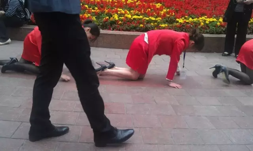 理发店员工跪地爬行惹争议 工作人员:不是作秀