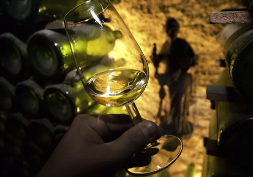 扫码价1399元的葡萄酒售价12元?商家:为了面子