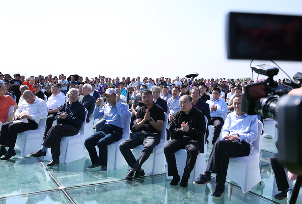 (3)(由右至左)中国文联原副主席、中国书法家协会顾问段成桂先生，中国国家画院常务副院长卢禹舜先生，吉林省工艺美术馆馆长冯宇平先生，全国人大农业与农村委员会副主任委员、#2A43FF4