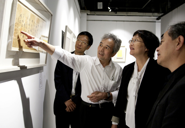 （6）景喜猷先生为中共吉林省委常委宣传部部长王晓萍介绍展览作品