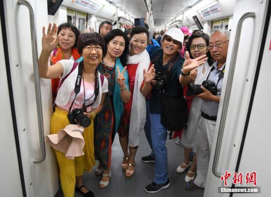 6月30日，市民早早赶来体验长春地铁1号线。当日，地处中国东北的长春市地铁1号线通车试运营，这是吉林省内开通的首条地铁。至此，中国东北地区四个副省级城市全部拥有了地铁交通。据了解，长春地铁1号线采用的是国内新款高寒地铁列车，可在零下35摄氏度低温条件下正常运行，这也是目前中国最轻的铝合金地铁列车。<a target='_blank' href='http://www.chinanews.com/'>中新社</a>记者 张瑶 摄