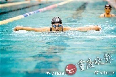 88岁老太坚持游泳28年:希望90岁还能跳水