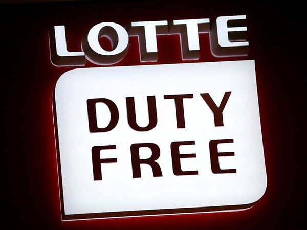 首尔，乐天免税店标识。（新华/路透）
