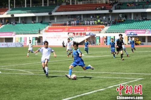 资料图：长沙雨花教育队员(图左)对阵富力切尔西足球学校?！〕路?摄
