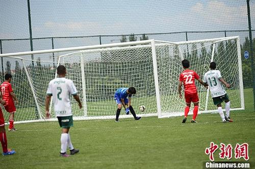 资料图：巴西足球俱乐部队16-0胜中国中学校队。 <a target='_blank' href='http://www.chinanews.com/'>中新社</a>记者 刘文华 摄