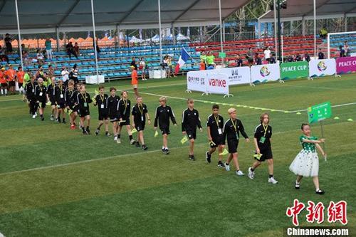 资料图：沈阳举办第三届“和平杯”国际青少年足球邀请赛。 <a target='_blank' href='http://www.chinanews.com/'>中新社</a>记者 沈殿成 摄