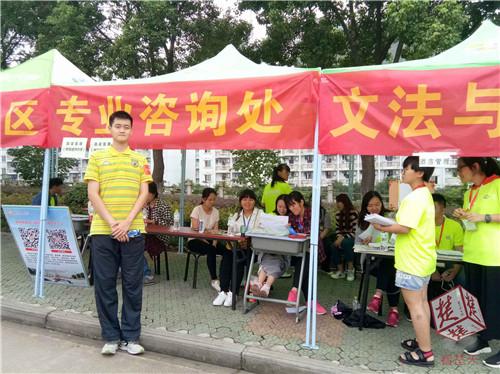 武汉一高校迎最高新生:身高2.01米 腿长1米2