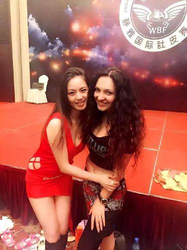 准妈妈怀孕8个月跳肚皮舞