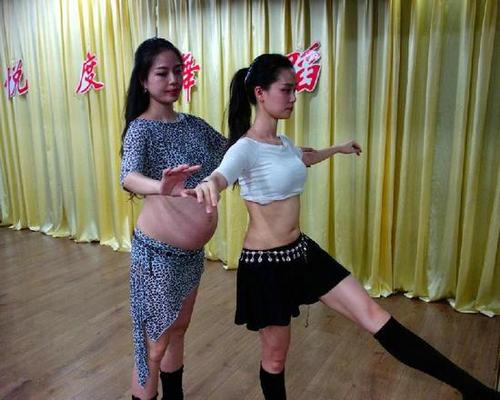 准妈妈怀孕8个月跳肚皮舞