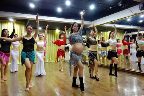 准妈妈怀孕8个月跳肚皮舞