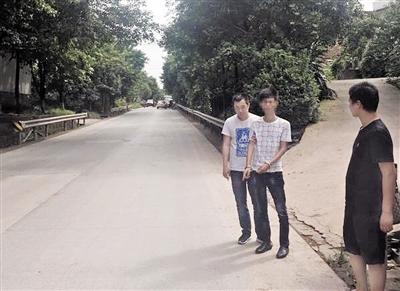 嫌疑人指认现场。本报记者 甘侠义 摄 点击进入下一页