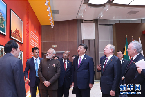 9月4日，国家主席习近平在厦门出席金砖国家文化节启动仪式暨文化图片展。这是习近平和其他金砖国家领导人共同参观金砖国家文化图片展。新华社记者 鞠鹏 摄