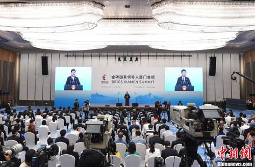 9月5日，中国国家主席习近平在厦门国际会议中心会见中外记者，介绍金砖国家领导人第九次会晤和新兴市场国家与发展中国家对话会情况。<a target='_blank' href='http://www.chinanews.com/'>中新社</a>记者 侯宇 摄