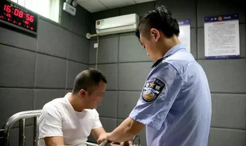 男子开奔驰逼停他人车辆持刀殴打司机 自首被刑拘