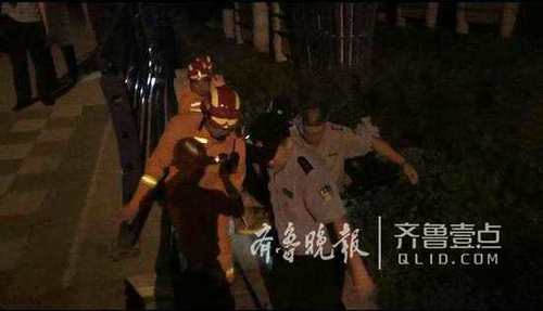 福山一男子酒后跳河落入7米深草丛，腰部受伤终获救