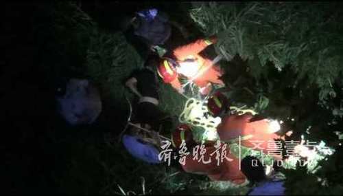 福山一男子酒后跳河落入7米深草丛，腰部受伤终获救