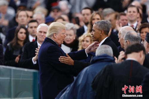 资料图：美国前总统奥巴马与现任总统特朗普。