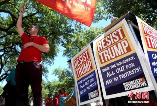 当地时间5月1日，美国第四大城市休斯敦数百民众在市政厅周围游行示威，于五一国际劳动节之际抗议美国总统特朗普的移民政策，呼吁停止驱逐非法移民；同时争取劳工权益。<a target='_blank' href='http://www.chinanews.com/'>中新社</a>记者 王欢 摄(1)