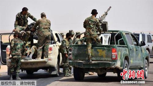 资料图片：叙利亚政府军攻入遭“伊斯兰国”(IS)组织占据已久的东部城市代尔祖尔市(Deir al-Zor)。