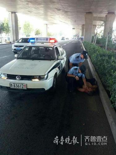 喝大了！醉酒男子竟躺在济南BRT车道内呼呼大睡
