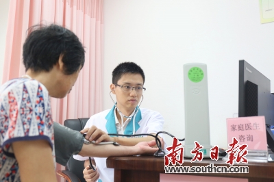 东区社区卫生服务中心设立家庭医生服务点并接受居民的咨询。 南方日报记者 叶志文 摄