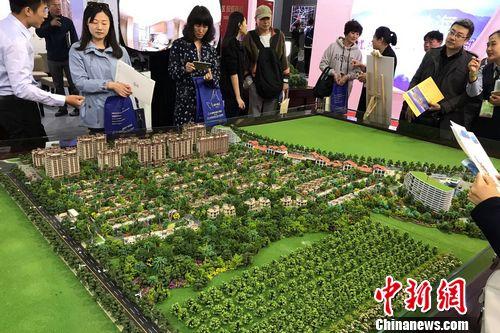 民众在2017年北京春季房展会上的某楼盘展台咨询。<a target='_blank' href='http://www.chinanews.com/' >中新网</a> 程春雨 摄